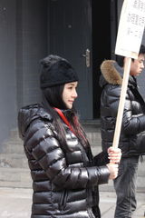 组图：北影放榜日最美工作人员与考生竞艳