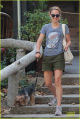 组图：娜塔莉-波特曼携宠物狗外出笑容满面