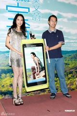 组图：莫文蔚银色短裙化身美人鱼 陪妈妈游伦敦