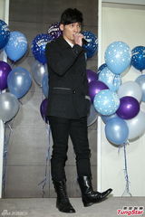 组图：温升豪35岁生日圆歌手梦 唱新歌回馈歌迷