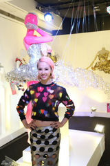 组图：蔡依林露小蛮腰现身特展 秀性感曼妙身材