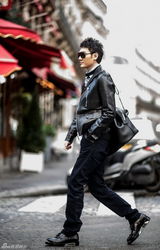 组图：冯绍峰巴黎街头写真 硬朗帅气展男人魅力