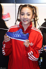 高清组图：韩团2NE1动感亮相卖场开业活动