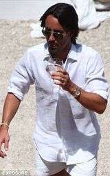 组图：F1总裁千金大婚奢靡派对 吻同性入水走光