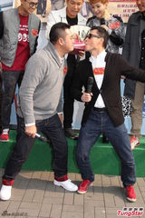 组图：郭晋安旅行看烟花 郑俊弘为闯歌坛做准备