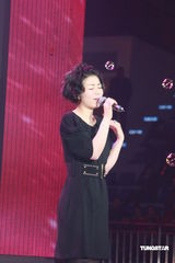 幻灯图：黄奕低调黑色礼服 诠释别样柔情小女人