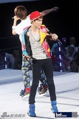组图：SM巡演SJ少时等火辣劲爆 现场玩变装