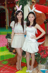 组图：陈静与Liz变身兔女郎 补亲跨年之吻