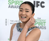 巩俐白裙女神范挽里维斯开奖 与陈哲艺热聊(图)