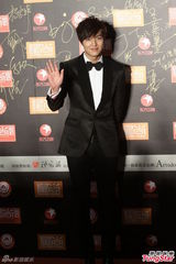 组图：关之琳张柏芝红毯比拼 李敏镐帅气亮相