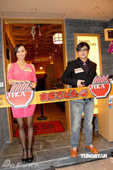 幻灯图集：陈法拉担任开幕嘉宾剪彩 亲手炮制乌冬