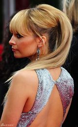 组图：第69届金球奖红毯妮可-里奇银色礼服性感