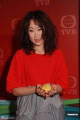 组图：万绮雯无线首拍剧自曝总出错