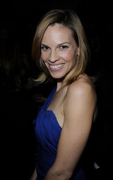 幻灯图集：希拉里-斯万克亮相巴黎时装周