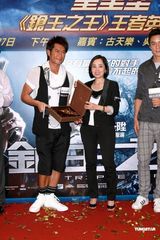 幻灯：《枪王之王》香港宣传 吴彦祖古天乐获赠金枪