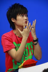 高清组图：李宇春做客聊新专辑 穿红T恤表情丰富