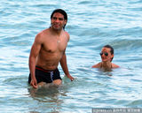 组图：球星法尔考海中爱抚娇妻 舔肚脐极度高调