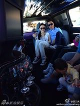 组图：李小璐贾乃亮携女美国度假 奢华房车曝光