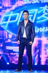 组图：黄晓明《梦之声》烟熏妆妖娆 微博玩恶搞