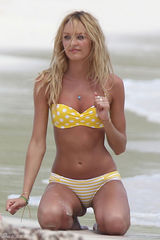 组图：超模坎蒂丝海边拍写真 性感比基尼上阵