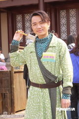 幻灯图：容祖儿新片造型搞怪 与阿Sa(蔡卓妍)亲热如姐妹花