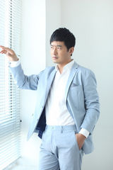 组图：郭晓冬春意写真演绎阳光暖男