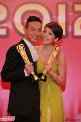 组图：黄智雯和梁烈唯获飞跃艺人奖亲吻奖杯