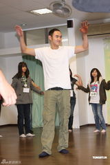 组图：役男阮经天当老师教学生演戏