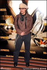 组图：约翰尼-德普亮相新片记者会 女主角花枝招展