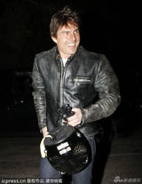 组图：阿汤哥与友共进晚餐 皮夹克骑机车心情靓
