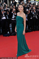 组图：法国女星维琴妮-拉朵嫣抹胸绿裙尽显气质