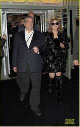 组图：Gaga乘金色马车亮相 别致头饰抢镜十足