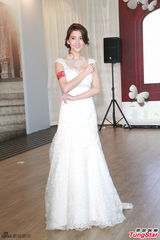 组图：吴千语穿婚纱亮相 妆容精致甜美妩媚