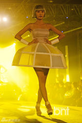 组图：韩歌手HAHA嘻哈献唱发型秀活动