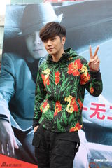 组图：罗志祥穿花衣签售 展现搞怪本色粉丝爆棚