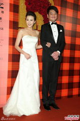 组图：黄小柔出嫁盼造人 穿低胸婚纱挽老公亮相