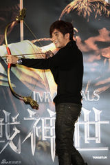 组图：性感型男贺军翔露胸肌 自曝期中考得满分