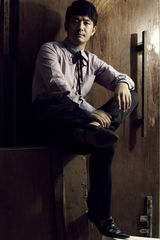 组图：郭晓冬目光深邃 展沧桑熟男魅力