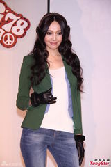 组图：许玮甯短靴超短裙秀美腿 展现复古风