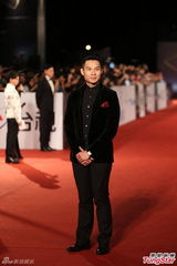 组图：陈哲艺携剧组成员亮相金马红毯