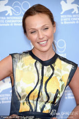 组图：威尼斯美裙盘点 休闲靓丽vs性感妖娆