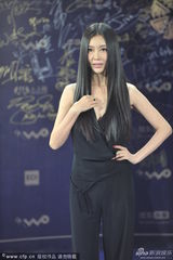 组图：巩新亮走蓝毯 帅气裤装显修长身材