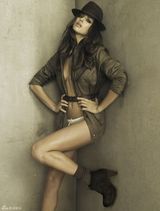 高清图：C罗女友伊莉娜-沙伊克写真热裤秀美腿