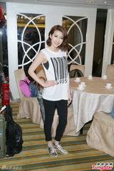 组图：《情越海岸线》主创调侃新婚陈茵媺