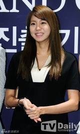 组图：4minute李秉宪After School出席商演活动记者会