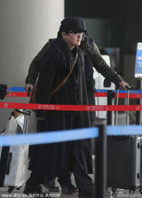 组图：刘欢全家抵达机场 女儿清纯长相标致可人