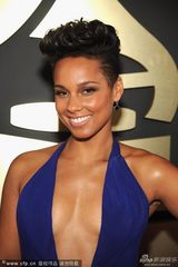 组图：56届格莱美红毯 泰勒透视麦当娜反串绅士