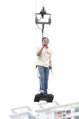 幻灯组图：刘德华澳门卖命开唱 吊威亚离地8楼