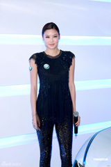 高清组图：乐基儿喜欢驾车之乐 不与黎明一起做运动 