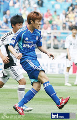 组图：JYJ成员金俊秀与李起光李莞等参加足球赛